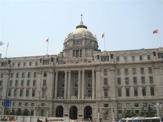 Das groesste Gebaeude des Bund, in welchem heute die Pudong Development Bank residiert. Frueher war hier die Bank HSBC beheimatet, 1923 die zweitgroeste Bank der Welt.