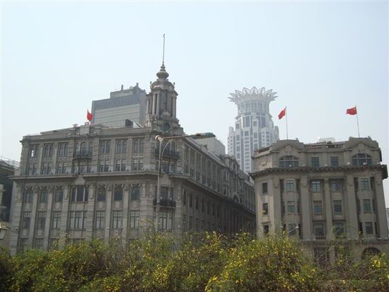Das Einkaufszentrum "Three on the Bund" links, im Hintergrund das Hotel Westin.
