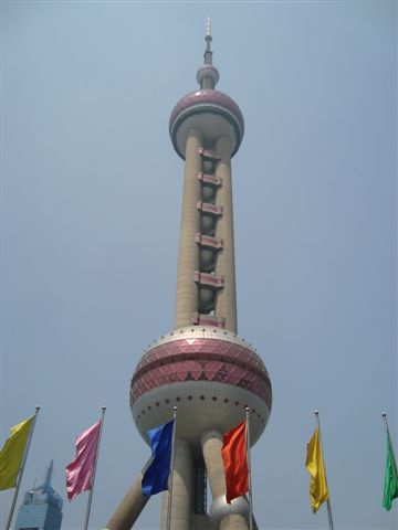 Der Fernsehturm Oriental Pear Tower (468 Meter Hoehe)