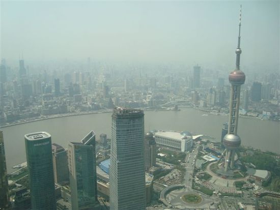 Aussicht vom Jin-Mao-Gebaeude auf den Pudong und den Bund am Flussufer