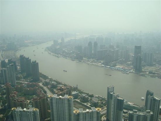 Auf dem Fluss Huangpu herrscht reger Verkehr