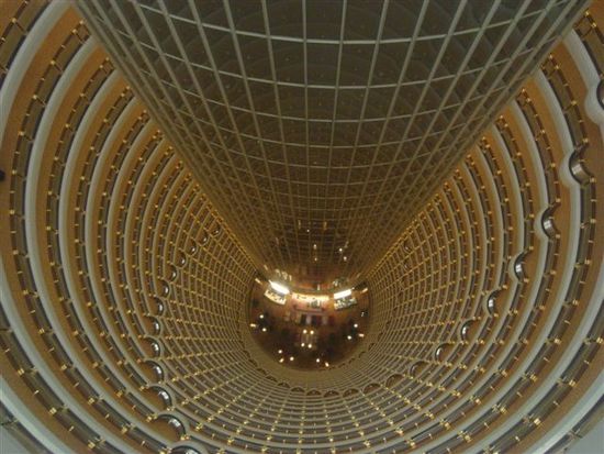 Im 53. - 87. Stock des Jin-Mao-Tower hat sich das Hotel "Grand Hyatt" eingenistet. Das Hotel besitzt die groesste Hotel-Lobby der Welt mit einer Hoehe von 152 Metern und einem Durchmesser von 27 Metern. Hier die Lobby vom 88. Stock aus gesehen. Auch die weltweit groesste Hotel-Suite mit 285 m2 befindet sich hier.