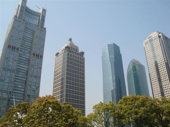 Weitere Geschaeftshaeuser im Pudong, sozusagen die kleinen Brueder der zwei Super-Towers.
