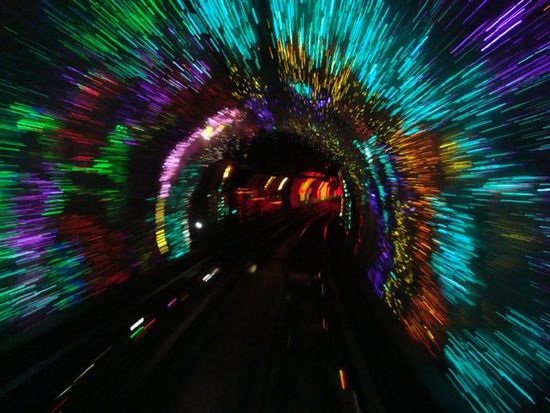 Durch das Sightseeing-Tunnel voller Lichteffekte lassen wir uns in einem glaesernen Wagen vom Bund in den Pudong beamen.