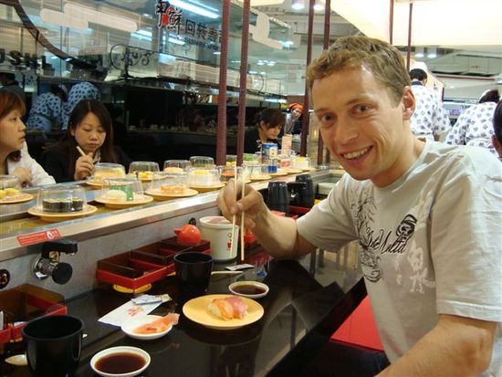 Am Sushi-Highway schlagen wir uns fuer ein paar Euro die Baeuche voll.