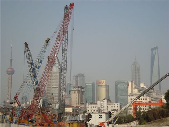 Ein alltaegliches Bild in Shanghai: An jeder Ecke gibts riesige Baustellen, die ganze Stadt wird fuer die Expo 2010 auf Hochglanz poliert.