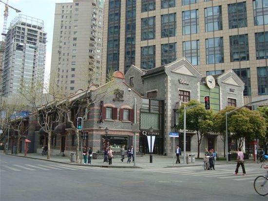 In der Franzoesischen Konzession, einem hippen Wohnviertel fuer Auslaender und Weisskragen-Chinesen. Das Viertel besteht vor allem aus kleinen Laeden, Restaurants und Bars und stimmungsvollen, von Baeumen gesaeumten Strassen.