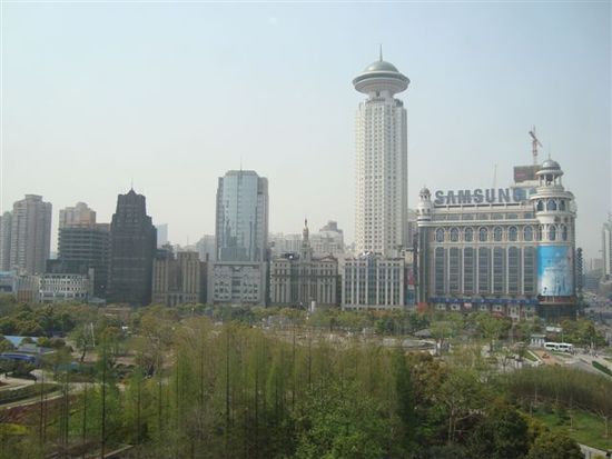 Blick vom obersten Stock des Stadtplanungsmuseums auf den Volksplatz, Shanghais Hauptplatz.