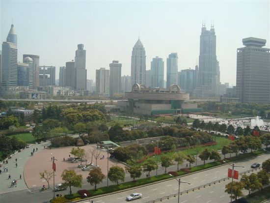 Volkspark, in der Mitte das bekannte Shanghai-Museum. Die Form des Gebaeudes soll an ein altes Gefaess aus der Ding-Zeit erinnern...