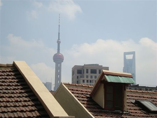 Blick aus unserem Hostalzimmer auf den Oriental Pearl Tower und das Shanghai World Financial Center.