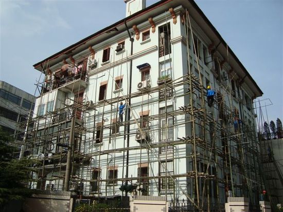 Auch die Baugerueste sind aus Bambus, geschickt hangeln sich die Chinesen von einem Stock zum anderen.