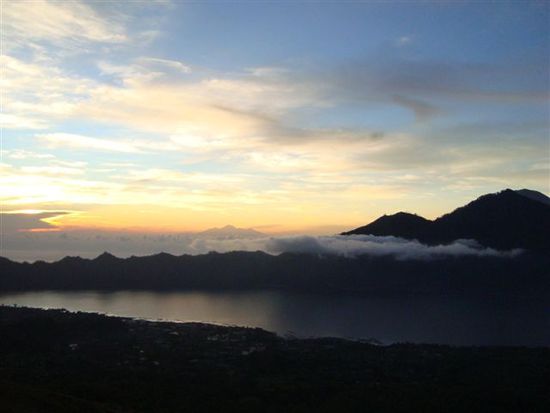 Sonnenaufgang vom Mount Batur aus gesehen.