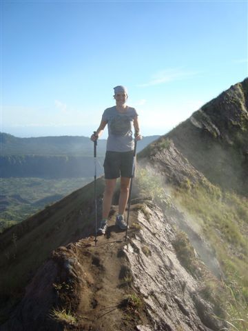 Auf der Wanderung um den Krater herum brodelt es an allen Ecken und Enden.