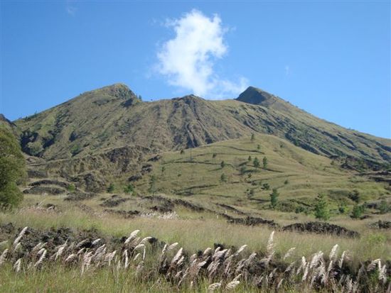 Der Mount Batur. Deutlich ist zu erkennen, wie bei den Vulkanausbruechen die Spitze des Vulkans weggesprengt wurde.