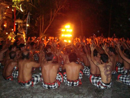 Besuch einer traditionnellen Kecak-Tanzshow in Ubud, die in einer Tempelanlage unter freiem Himmel aufgeführt wurde.