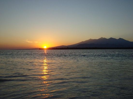 Sonnenaufgang auf der Nachbarinsel Lombok
