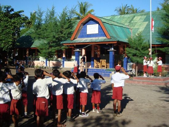 Jeden Montag Morgen wird im Schulhaus eine 30-minütige Zeremonie gehalten, inkl. Fahnenaufzug und Nationalhymne
