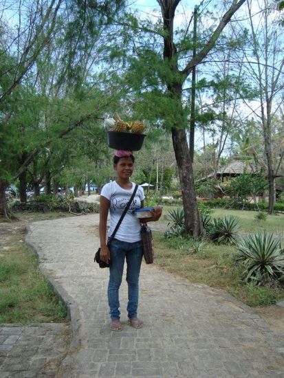 Früchteverkäuferin auf Gili Meno