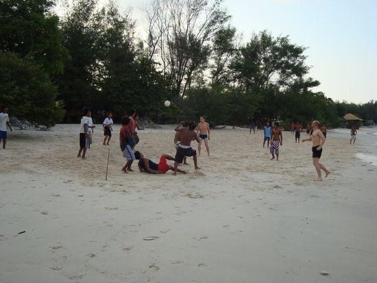 Allabendliches Beach-Soccer mit den Einheimischen