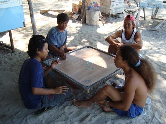Einheimische beim Spielen. Vorne rechts: Kim, der Gitarren-Star der Insel