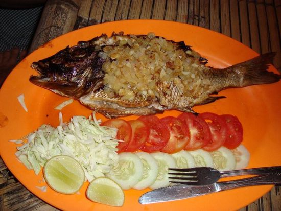 Unser tägliches Mahl: Frischer Fisch bei Mama Yaya