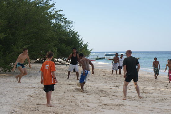 Patrik, Vincent und Marco und viele Einheimische...