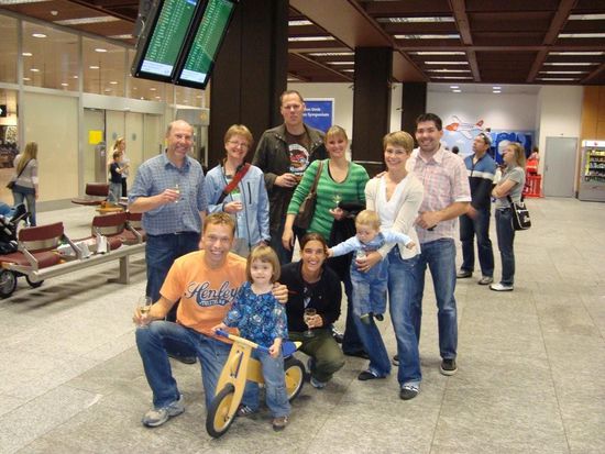 Empfangskomittee am Flughafen Zürich: Markus, Martina, Jürgen, Susanne, Suse, Roger, Göttibub Kian und Coralie