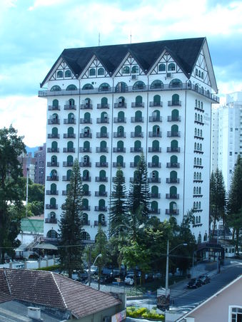Hotel Tannenhof - die obersten zwei Stockwerke könnten wir uns gut in Süddeutschland als Landgasthof vorstellen