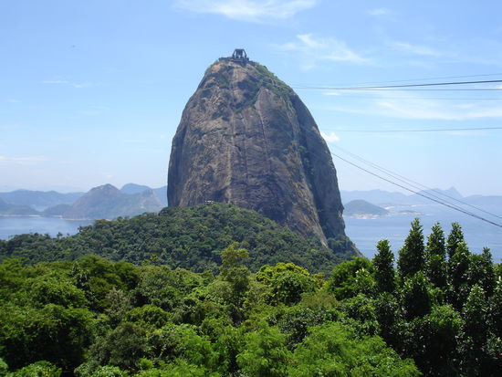 Der Zuckerhut gehört zu den Wahrzeichen von Rio. In und auf der Seilbahn auf den 396m hohen Zuckerhut hangelten im Film Moonraker schon James Bond und “Beisser” herum. Wenn ich mich richtig erinnere, wurde dabei die Talstation zerstört :O)