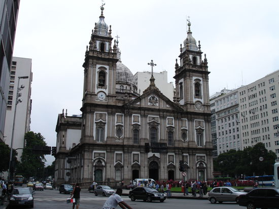 Die "Nossa Senhora de Candelaria" steht in der Mitte einer mehrspurigen Strasse