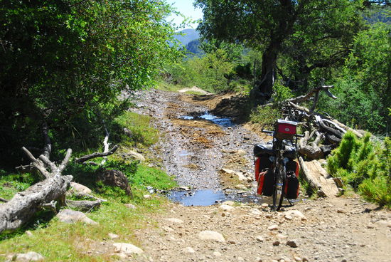 Es geht schlimmer - viel schlimmer. Das ist noch ein gut fahrbarer Teil in die falschen Richtung auf dem Weg von Lepoy nach Troyo