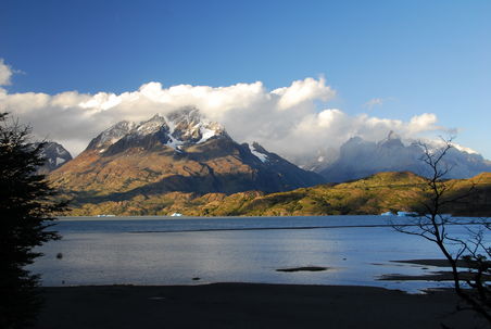 Einer der seltenen Momente mit Sonnenschein auf die Torres auf meinem Rueckweg vom Lago Grey