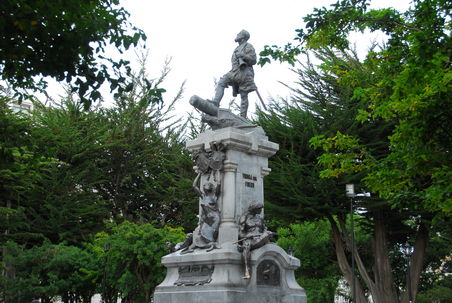 Nicht jedem Reisen wird hier in Punta Arenas ein Denkmal gesetzt, ihm schon: Die Statue fuer Hernando do Magallanes auf der Plaza de Armas