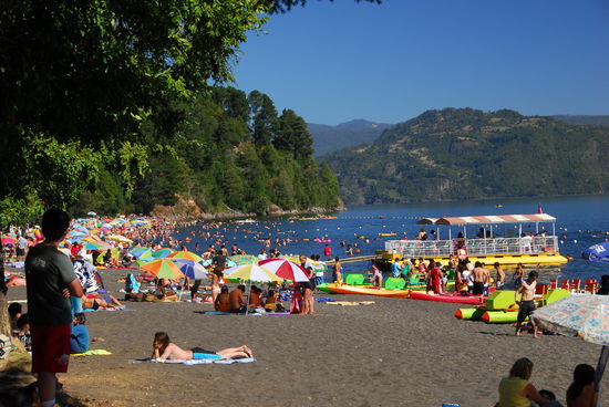Licán Ray - eine kleiner Touristenort, in dem hauptsaechlich Chilenen ihre Ferien am schwarzen Sandstrand des Lago Calafquén verbringen.