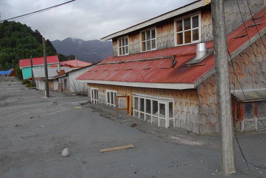 Meterhoch steht der inzwischen betonharte Schlamm insbesondere am Flussufer in den Strassen