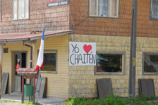 Aber die Menschen sind nicht ohne Hoffnung und mit ihnen kehrt langsam das Leben in die Stadt zurueck...