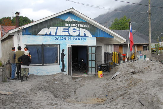 Mein Fahrrad steht direkt im Eingang des "Salon de Eventos", der wohl schraegsten Unterkunft dieser Reise