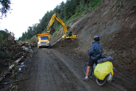 Erst muss es wohl schlechter werden, bevor es besser wird. Auf dem Foto André, ein junger Brasilianer aus Sao Paulo, mit dem ich drei Tage zusammen gefahren bin. Immerhin hat man uns immer durchgelassen, auch wenn die Strasse mal gesperrt war.