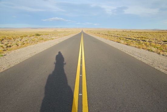 Argentinien ist anders - auch die Landschaft. Endlose Pampa! Hier noch huegelig, wird sie Richtung Osten immer flacher - bis an den Atlantik dasselbe Landschaftsbild. Ueber hunderte Kilometer begleiten dann Oelfoerderpumpen die Strasse durch die Steppe