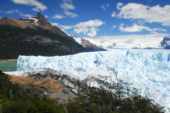 Der Gletscher Perito Moreno, wo er den Lago Argentino teilt.
