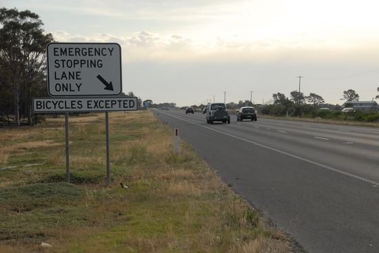 Radfahrer werden hier mangels Alternative auch auf der Autobahn akzeptiert - aber nicht ueberall!