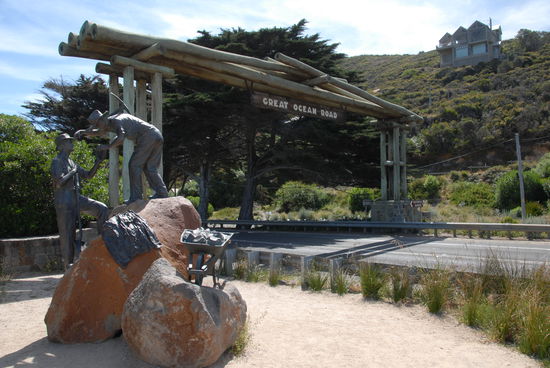 Den aus dem ersten Weltkrieg heimkehrenden Soldaten, die die Great Ocean Road gebaut haben, ist hier ein Denkmal gesetzt worden.