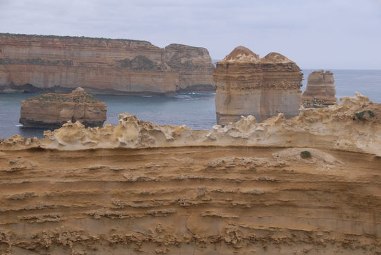 Wind und Wellen arbeiten staendig an dem weichen Sandstein und formen die Kueste damit immer neu