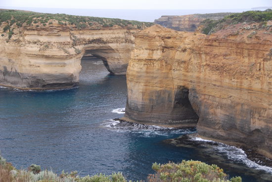 Und immer wieder neue, beeindruckende Kuestenformationen...