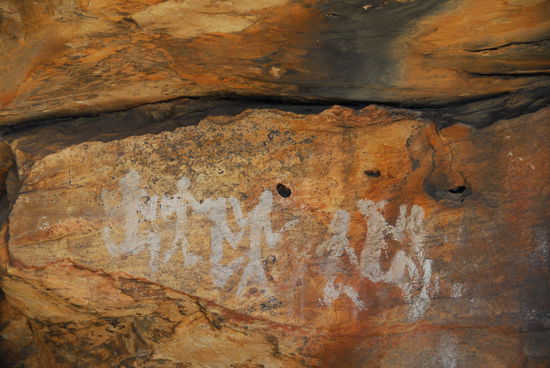 Einfache Zeichnungen unter einem Felsueberhang zeugen von der jahrtausende alten Geschichte des Kontinents.