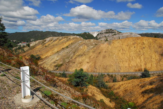 Eine zerstoerte Umwelt ist der Preis fuer die Milliardengewinne, die hier aus den Bergen geholt wurden