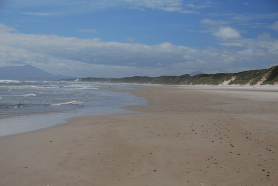 Feinster, schier endloser Sandstrand im Westen bei Strahan