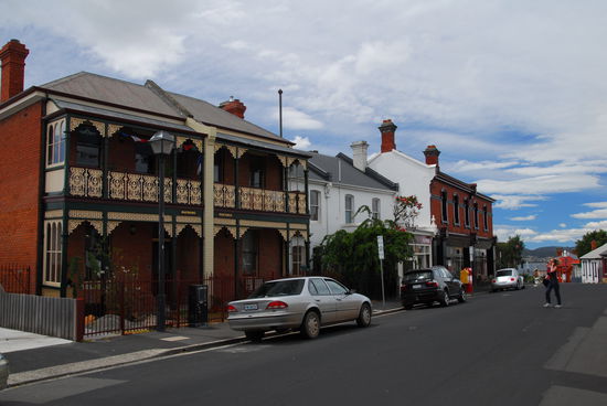 Very British: Battery Point - eine bevorzugte Wohngegend auf einem Huegel mit Blick auf den Hafen und den River Derwent
