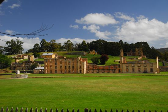Nur ein Teil der riesigen Anlage Port Arthurs - im Vordergrund die Ruinen eine der Haeftlingsunterkuenfte
