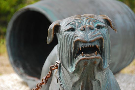 Er und 18 seiner freundlichen Artgenossen sicherten die weniger als 100 m breite Landbruecke zur Forestier Peninsula und trugen damit entscheidend zum Erfolg der Einrichtung bei - an diesen scharfen Bluthunden gab es einfach kein Vorbeikommen. Sie waren sogar auf Pontons im Wasser praesent.